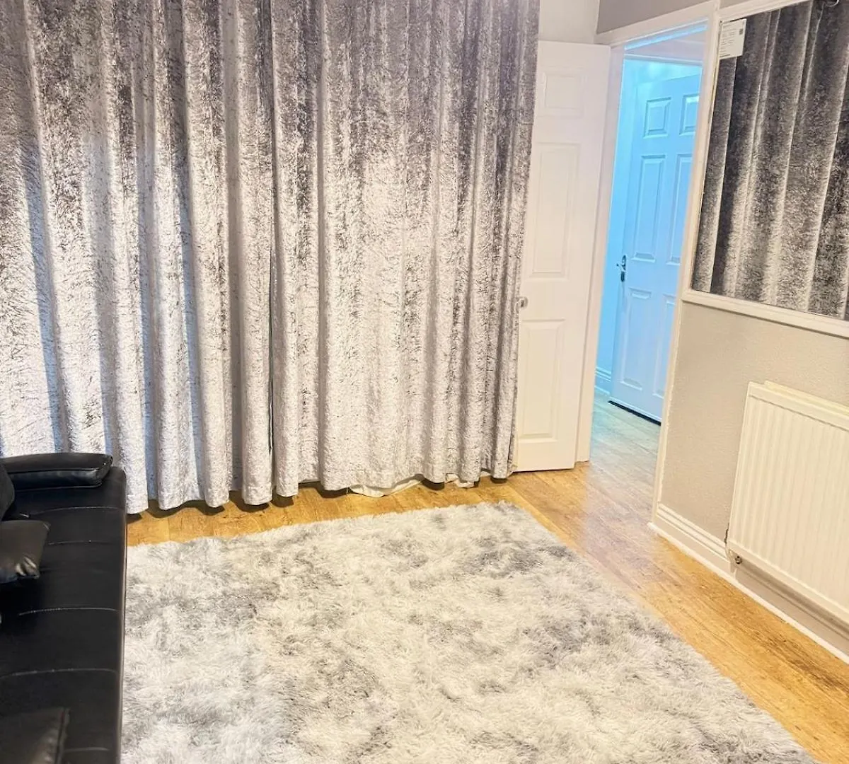 Warm Spacious Lovely House Cardiff 0*,  Velká Británie